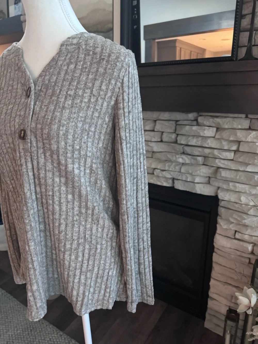 BRAND NEW Women’s Small Cozy Ribbed Sweater in Taupe - Picture 5 of 9